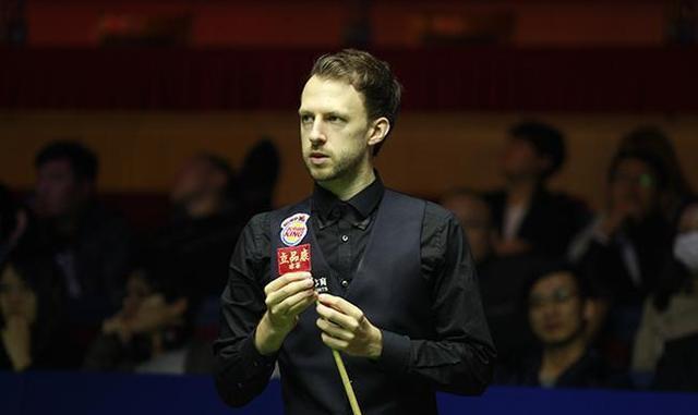 英超日本国脚与战犯照片合影，其俱乐部比赛在中国照常直播引球迷不满，咪咕客服回应